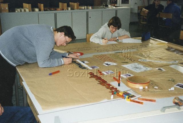 Kinderkonferenz Fegets - Kinder beim Malen von Plakaten; 2000