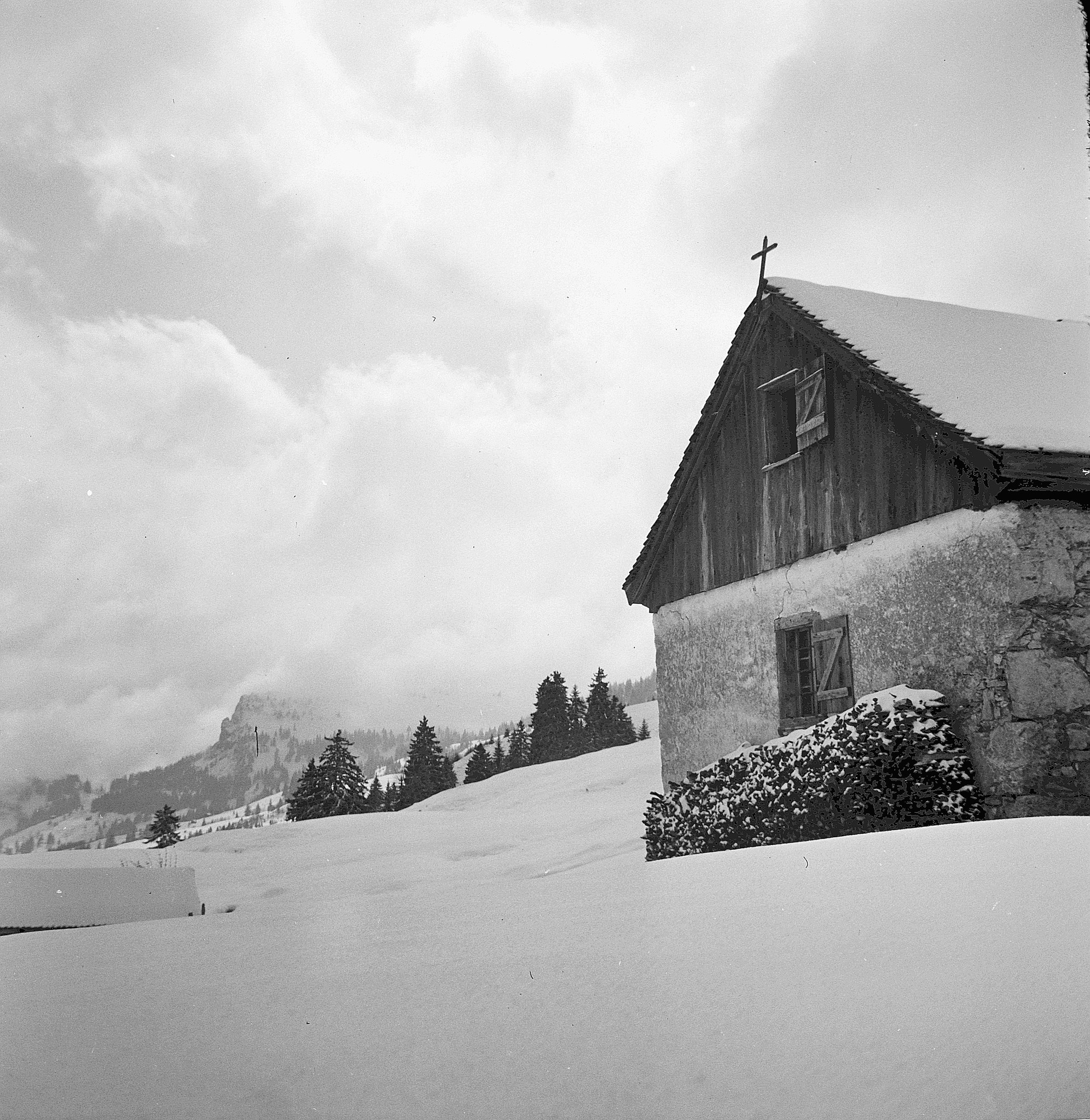 Teilansicht der Skihütte Ober Altberg Jbergeregg (sic) in Winterstimmung (1944)