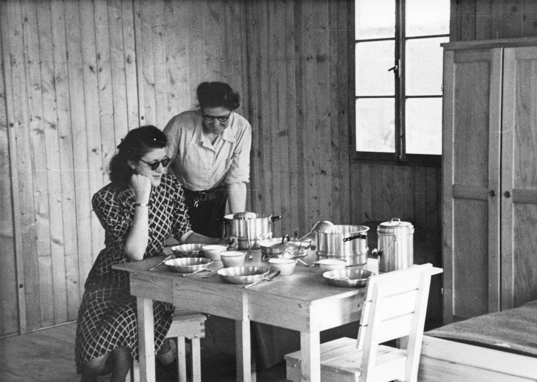 "Fives [Stadtviertel von Lille, Nord-Pas-de-Calais] Mai 1947, einfach, aber neu und blitzblank", Frauen mit einer Küchenaustattung im SAH-Sozialzentrum