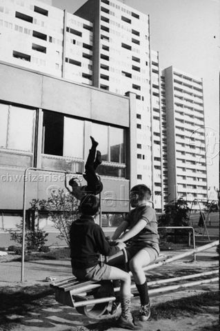 "Freizeitanlage Lochergut", Zürich - zwei Jungen auf der Wippe, hinten ein Mädchen an der Reckstange; um 1970