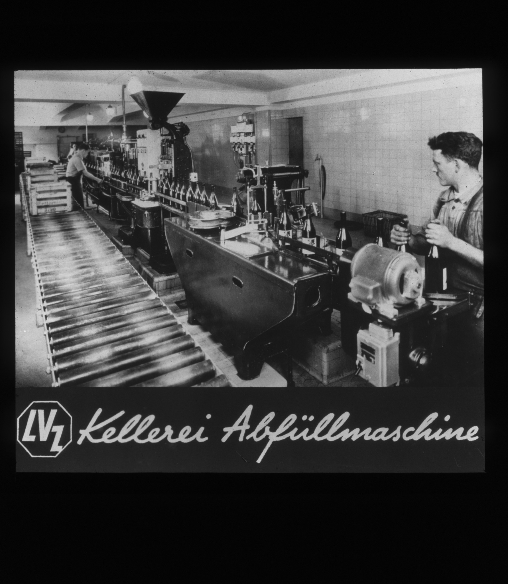 Dia: Arbeiter arbeiten an der Abfüllmaschine: "LVZ Kellerei Abfüllmaschine".