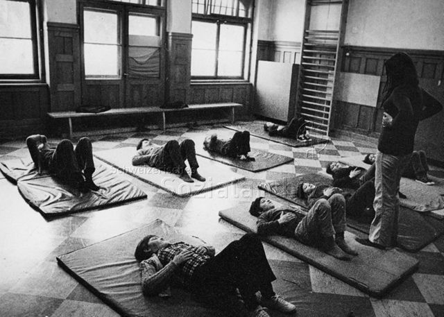 "Kinderheilstätte [Davos], Asthmagymnastik" - Kinder machen Übungen, Übungsleiterin beobachtet; 1971