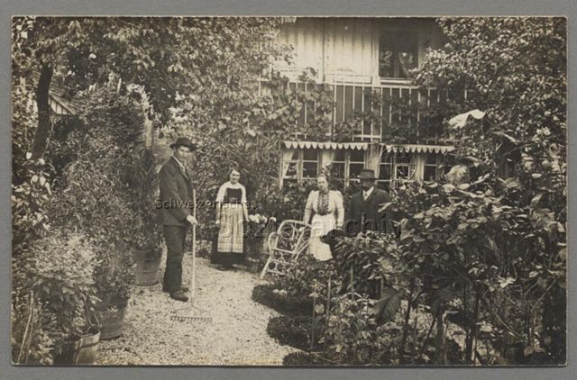 Dienstmädchen und Dienstpersonal in Garten, um 1910