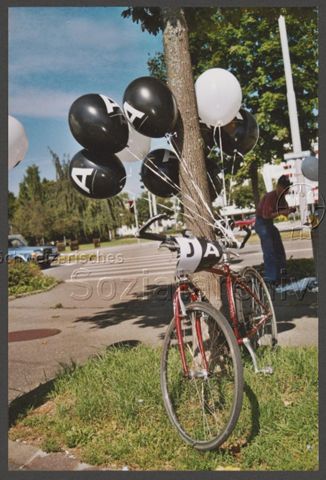 Aktion der HAZ: "Rainbow-Wolke of Love" im Vorfeld der kantonalen Abstimmung zum Partnerschaftsgesetz (08.09.2002) – Ausfahrt als Gruppe mit dem Fahrrad<br>