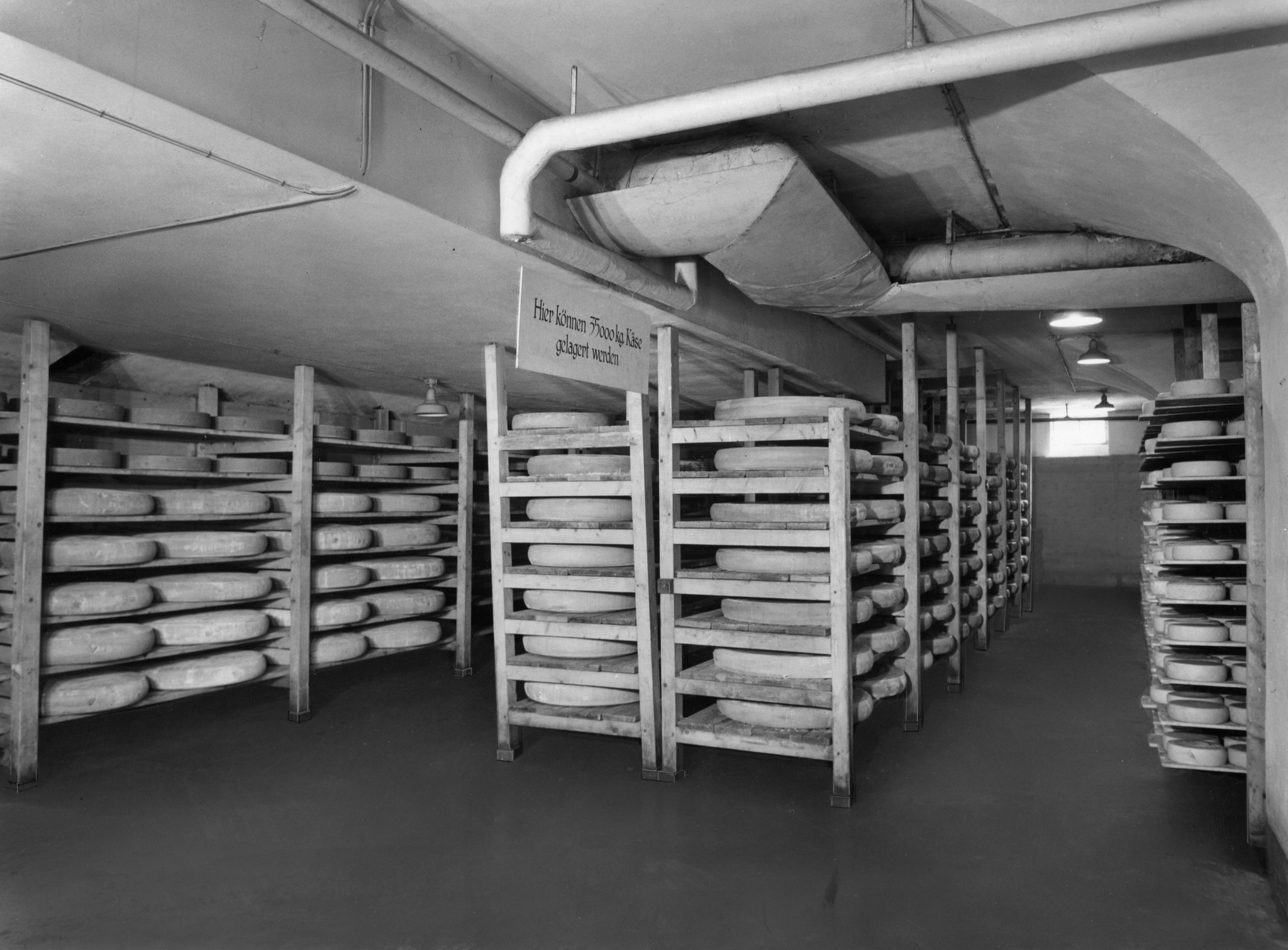 Käse-Lager, auf einem Schild: "Hier können 75'000 kg Käse gelagert werden"