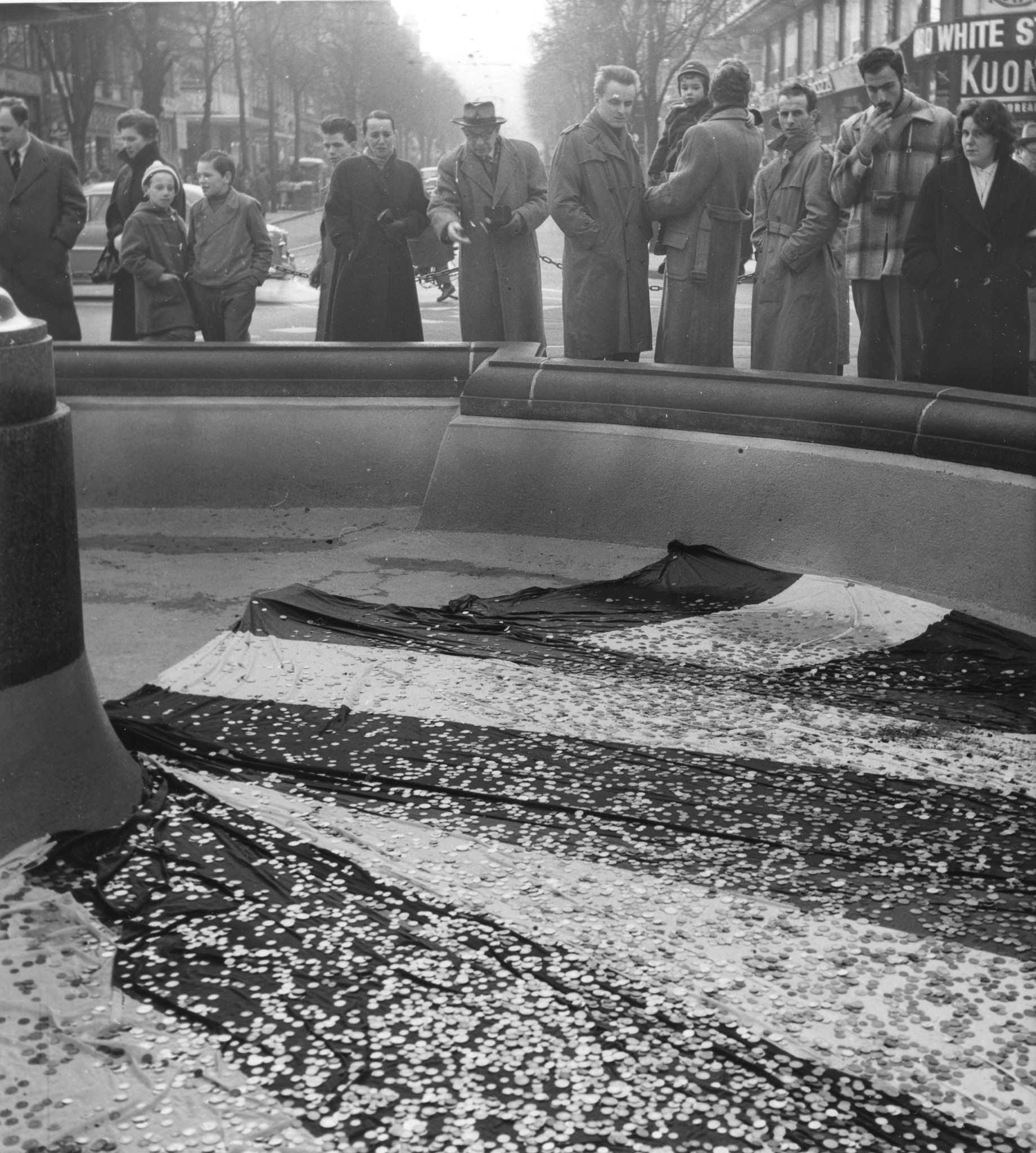 Menschen werfen Münzen in den leeren Brunnen am Bahnhofsplatz in Zürich, als Spende für Ungarn