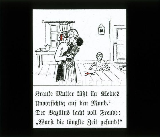 Diaserie zum Thema Kinderkrankheiten, Bazillen, Tuberkulose; "Kranke Mutter küsst ihr kleines unvorsichtig auf den Mund. Der Bazillus lacht voll Freude: 'Warst die längste Zeit gesund'"; Zeichnung: Frau am Küssen eines Kleinkindes, im Hintergrund Junge auf dem Boden sitzend, auf Schulter der Mutter und auf Boden rote Strichmännchen (Bazillen); um 1930