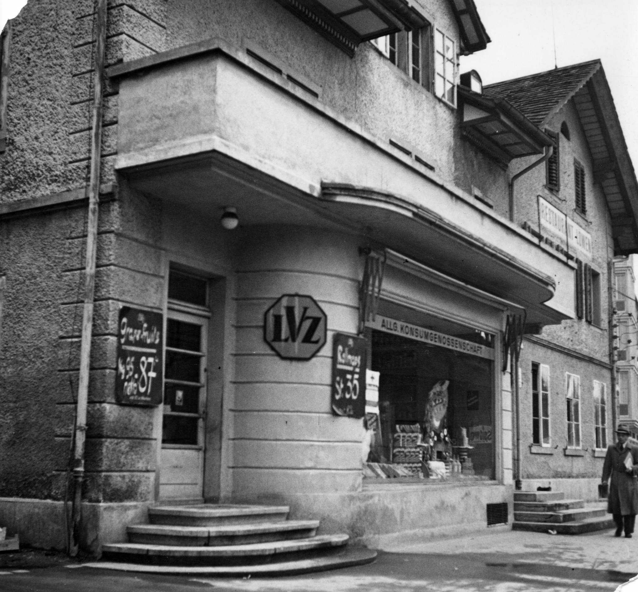 Geschäft des Lebensmittelvereins Zürich an der Badenerstr. 684, daneben Restaurant Löwen
