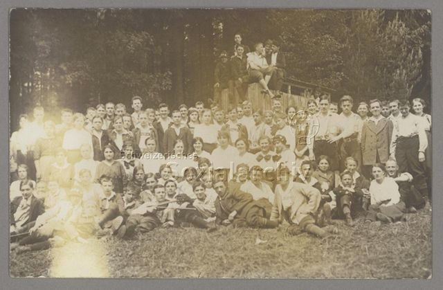 Gruppenporträt mit Musikinstrumenten während eines sozialistischen Jugendtages im Freien, datiert: 22.09.1917 (?), in Untertürkheim