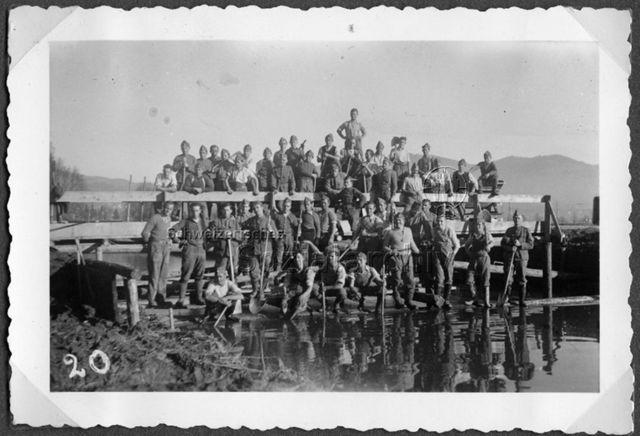 Album Alfred Brauchli, Teil 1/3: 699 Tage Aktivdienst 1939-1945 als Sanitätssoldat bei der Sanitätskompanie I/​7, Thurgau: Gruppenfoto von Soldaten in Uniform auf Baustelle im Wasser (evtl. Erdwall bei Hühnermatt, "Barrikade Hühnermattdamm T 3618.06")
