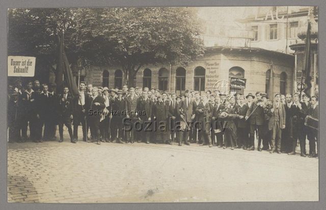 Sozialistische Jugendorganisationen, Gruppenbild, Tafeln "Unser ist die Zukunft", "Freie-Jugend Sektion Wiedikon-Zürich", Fahnen, Musikinstrumente, ev. Luzern, um 1916