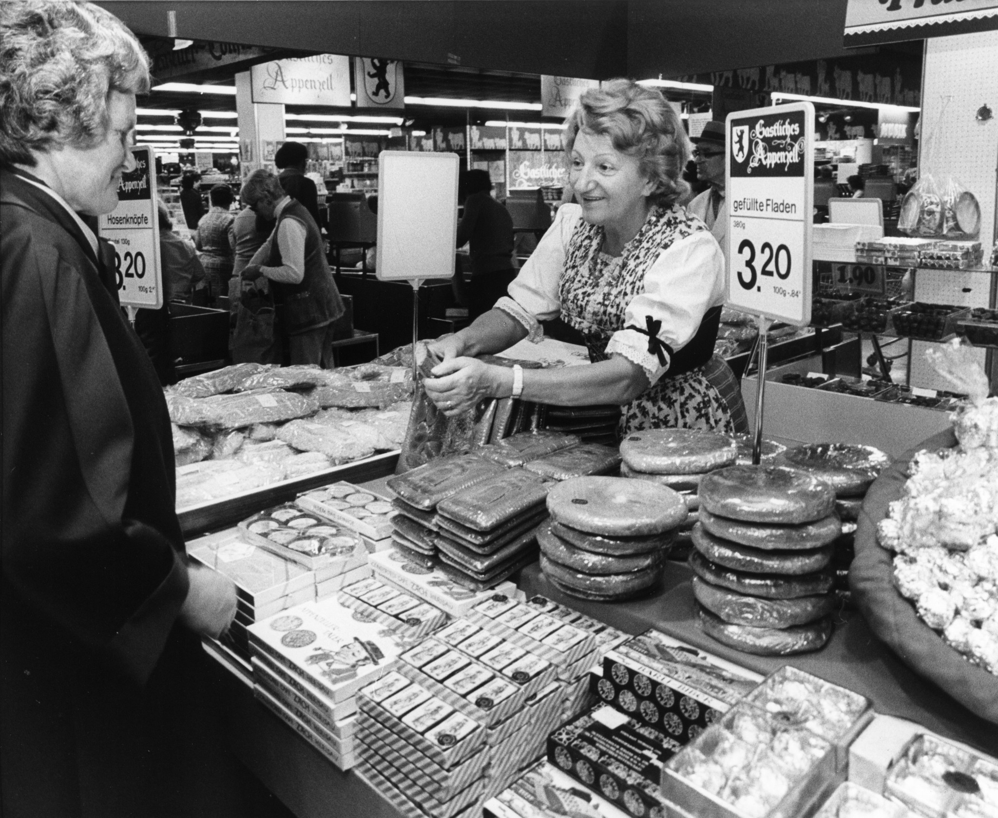 Appenzeller-Wochen im Geschäft Bahnhofbrücke des Lebensmittelvereins Zürich, 1974: Angestellte und Kundin
