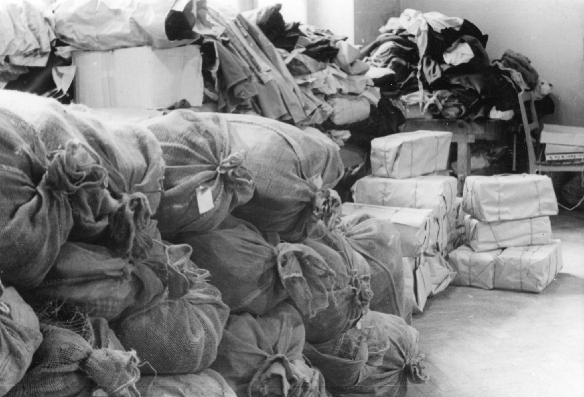 "Zürich, Mai 1946. Lager - Baracke Brauerstrasse"; es werden stapelweise Jutesäcke gelagert