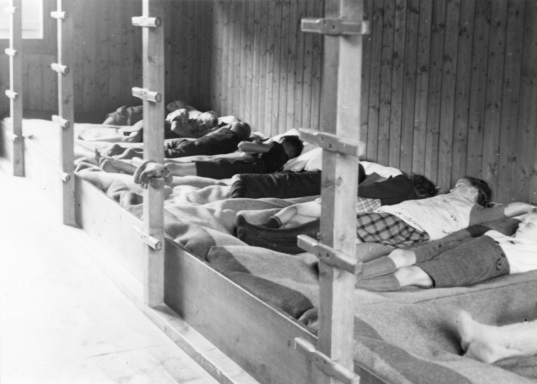Kinder schlafen in einem Massenlager