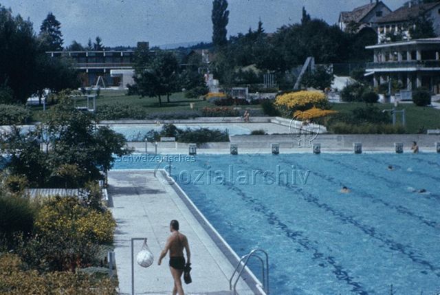 "Freibad, Gemeinschaftszentrum Seebach, Zürich" - Teilansicht der Anlage, Leute beim Schwimmen; um 1975