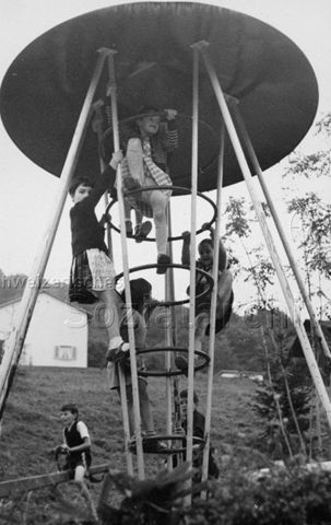 Spielplatz, Siedlung Sonnengarten, Zürich - Kinder beim Spielen auf einem Klettergerüst; um 1960