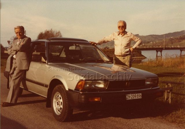 v.l.n.r.: Fritz Weber und Alois "Wisel" Lötscher mit ihrem Wagen am Sihlsee 11.1982