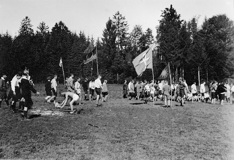 Wandervögel an der Wandervogel-Landsgemeinde in Islisberg tragen die Fahnen der verschiedenen Ortsgruppen (vermutlich) (1928)