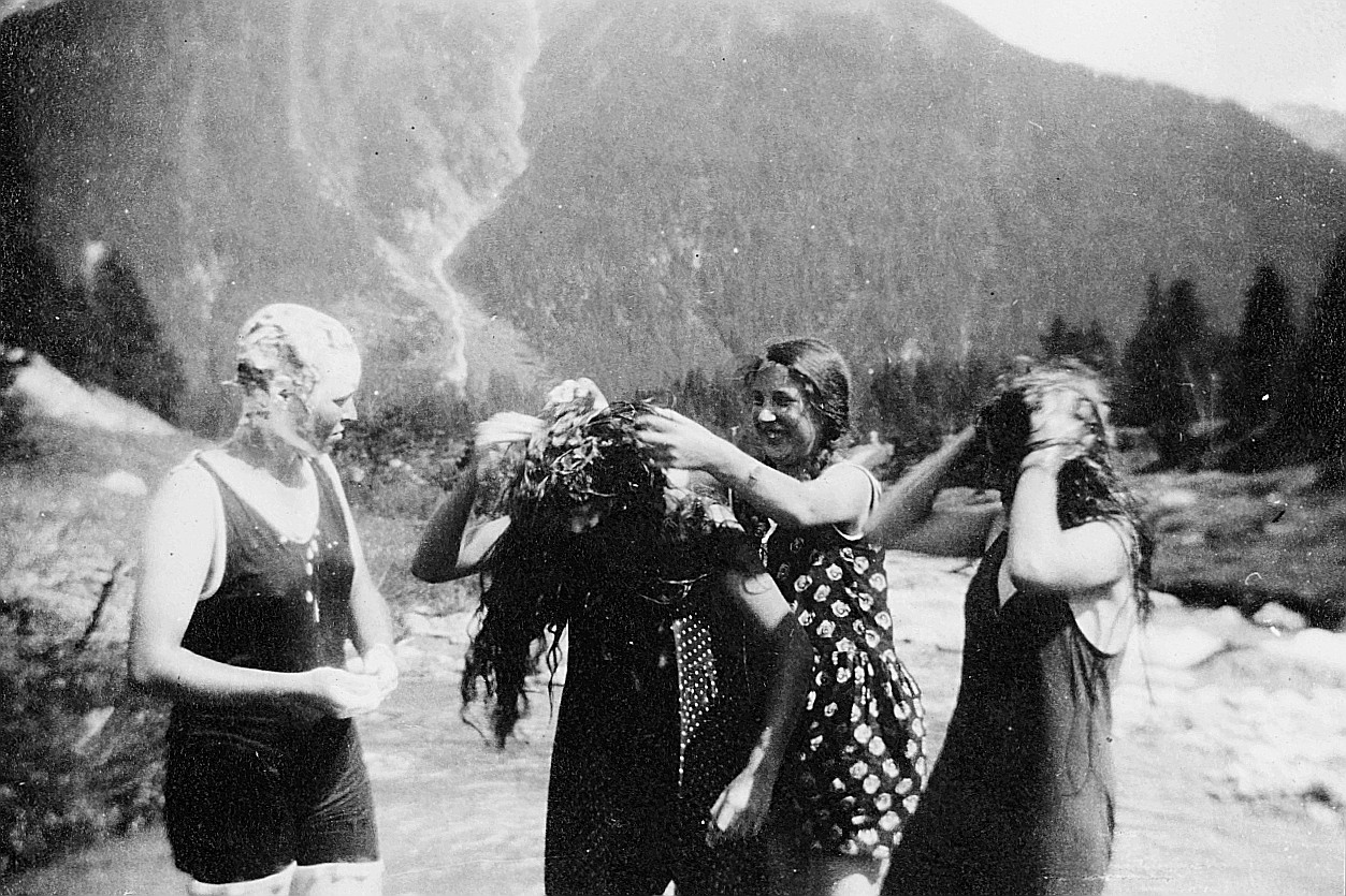 Grosse Wäsche in der Scaletta: Wandervögel (Frauen) beim Haarwaschen (1925) (Im Camadratal ist die Scalettahütte verortet: Der Wasse