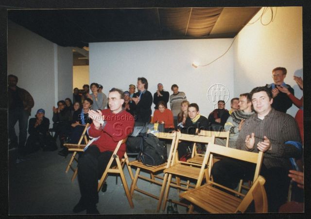 Performance, Gruppe GMAM (München/Berlin), ca. 40 Personen klatschen Applaus, vorne rechts: Justin Hoffmann