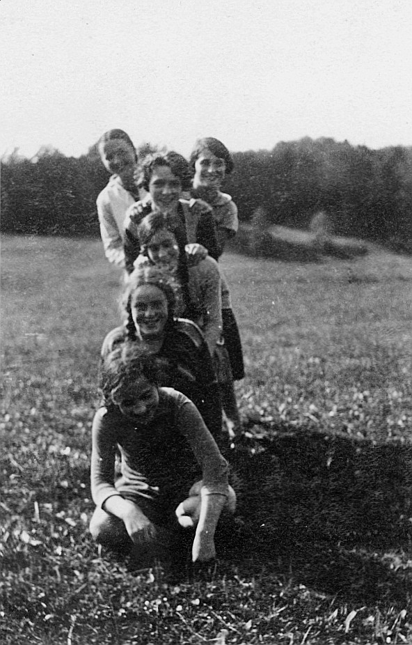 Wandervogel-Ferienwoche in Fägswil - Wandervögel posieren auf der Wiese für die fotografierende Person (1928)