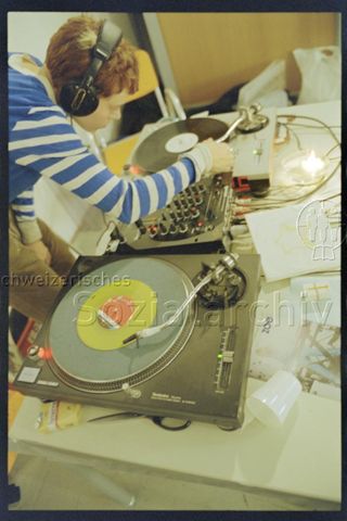 Carolina Cerbaro als DJ spielt "Jeans Team"