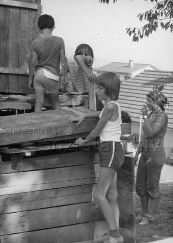 "Robinsonspielplatz Spreitenbach AG" - Kinder und Jugendliche beim Spielen, Holzhütte; 1973