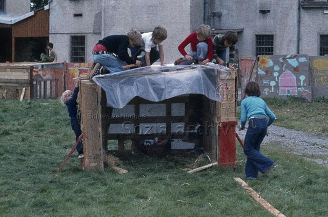 Spielplatz "Grünau", Zürich - Jungen beim Bauen einer Hütte; 1977