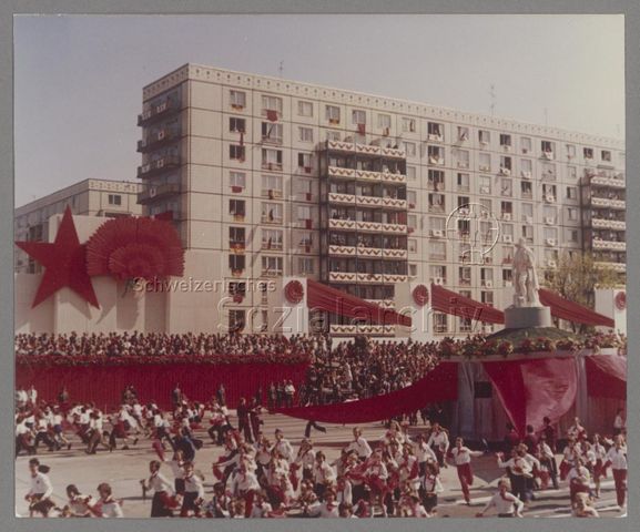 Parade, mobile Statue, Ehrentribüne, Ostberlin (DDR), Mai 1975