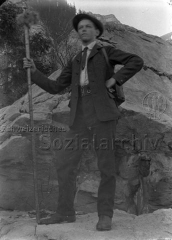 Wanderer mit Tornister und Stab, um 1910