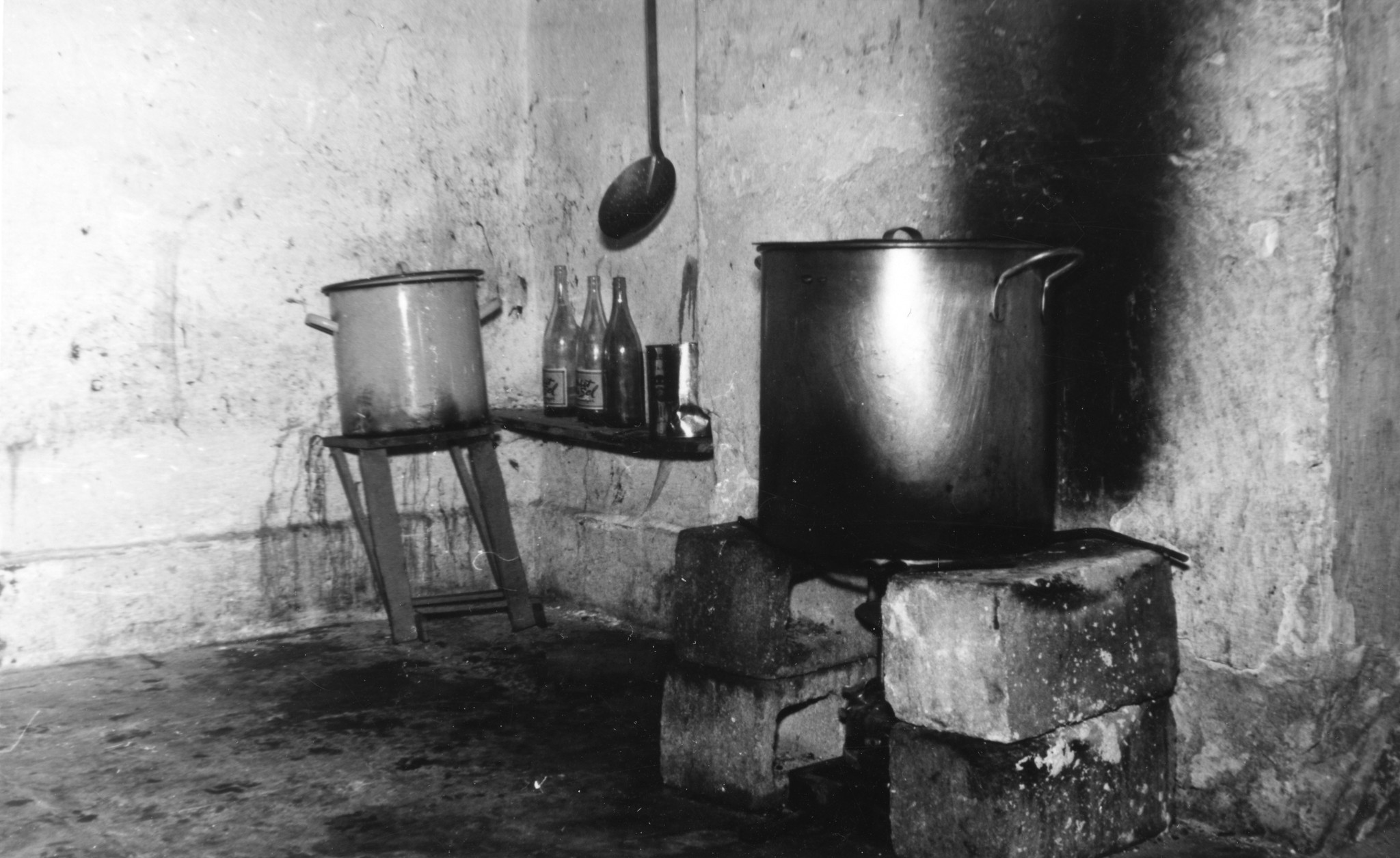 Feuerkochstelle mit Töpfen