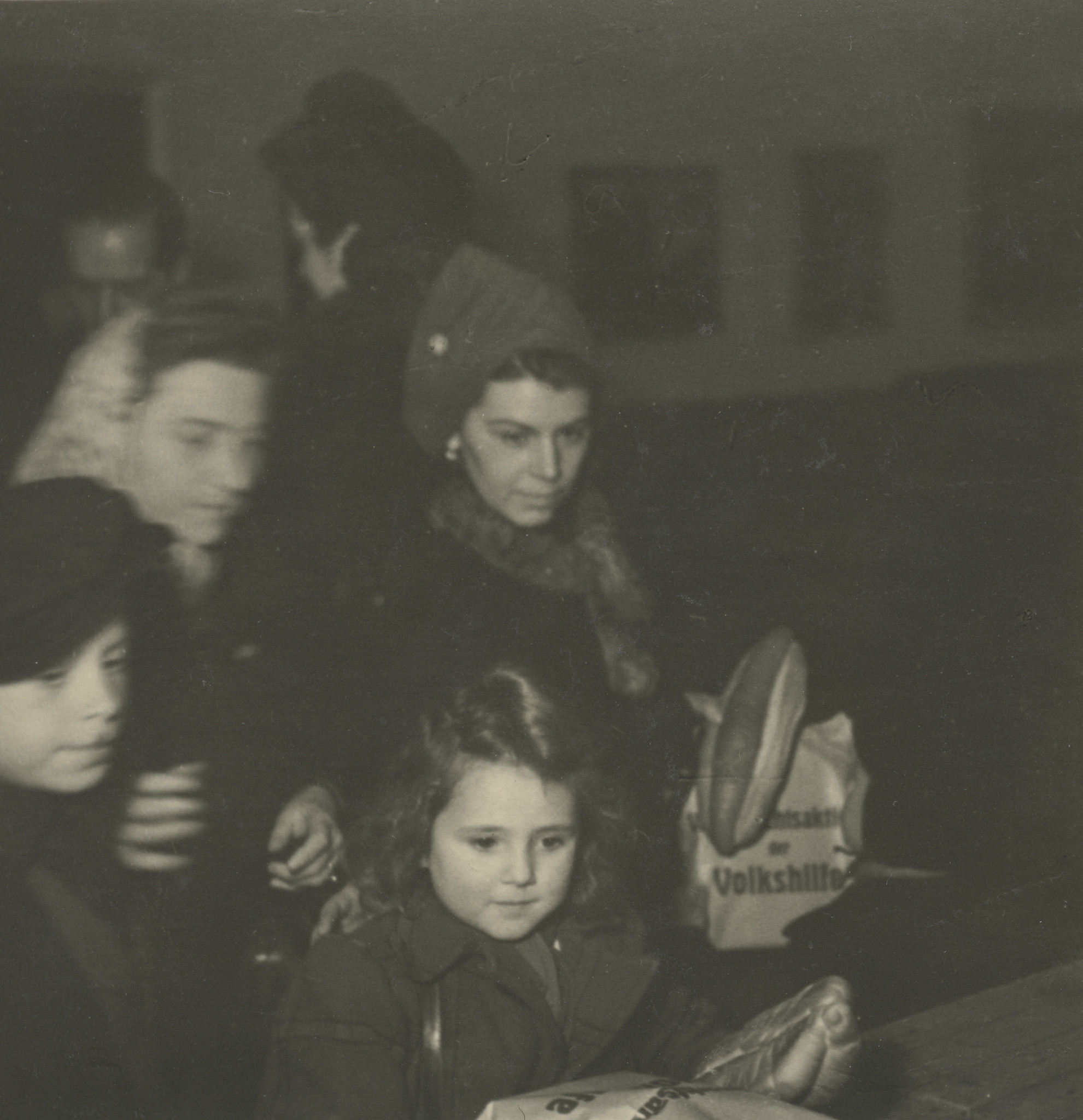 "Weihnachtsfeier 1947";Mütter und ihre Kinder holen die Geschenksäcke der Volkshilfe ab