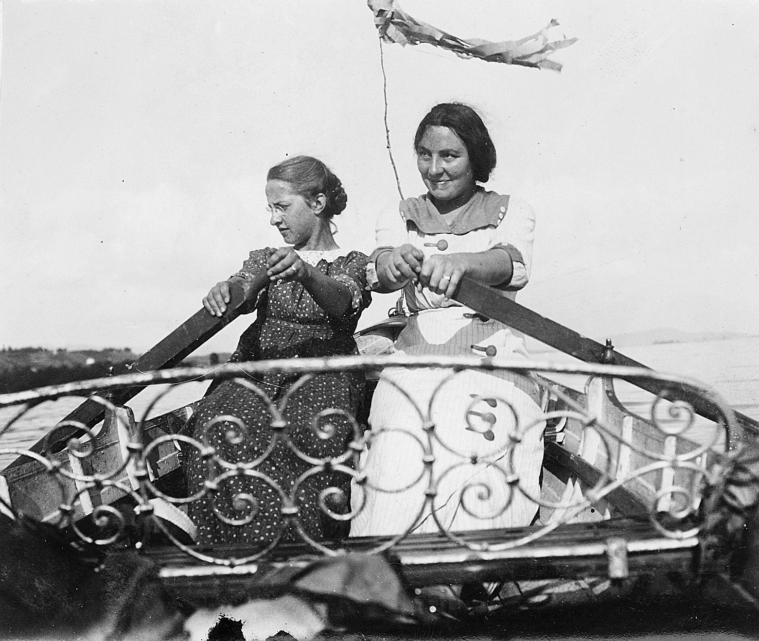 Zwei Frauen am Rudern - Ausflug der akademischen Freischar Zürich (1914)