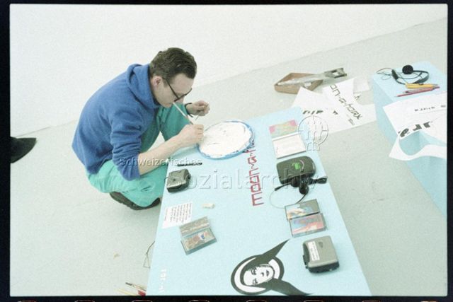 Urs Lehmann, biopop, malt bei der Installation "tape for transphere" von Stini Arn und Nicoletta Wartmann