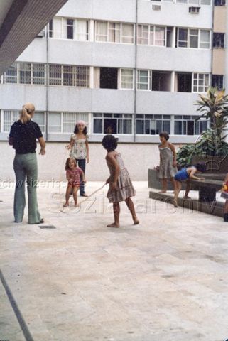 "Etagenspielplatz Hochhaus, Rio de Janeiro, Brasilien" - Kinder beim Seilspringen; 1978