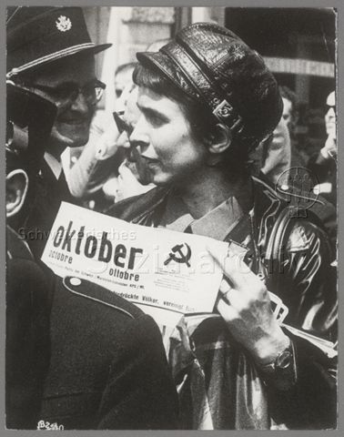 1. Mai, Frau mit Zeitung "oktober, kommunistische Partei der Schweiz [...]", 1972