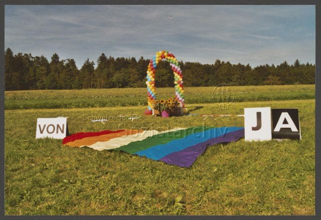Aktion der HAZ: "Rainbow-Wolke of Love" im Vorfeld der kantonalen Abstimmung zum Partnerschaftsgesetz (08.09.2002) – "Von [Herzen] J/A"<br>