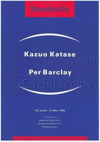 "Kazuo Katase - Per Barclay" - weisser Schrifzug umrahmt von weissen Sicheln auf blauem Grund mit zwei roten Elementen