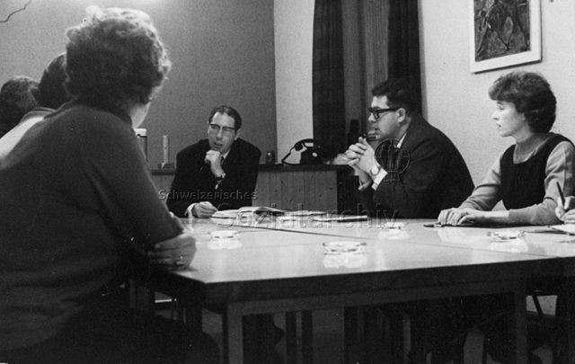 "Elternbildung" - Eltern und Kursleiter am Tisch; um 1955