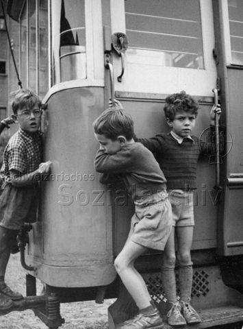 Kinder beim Spielen auf einem alten Zugwaggon; um 1965