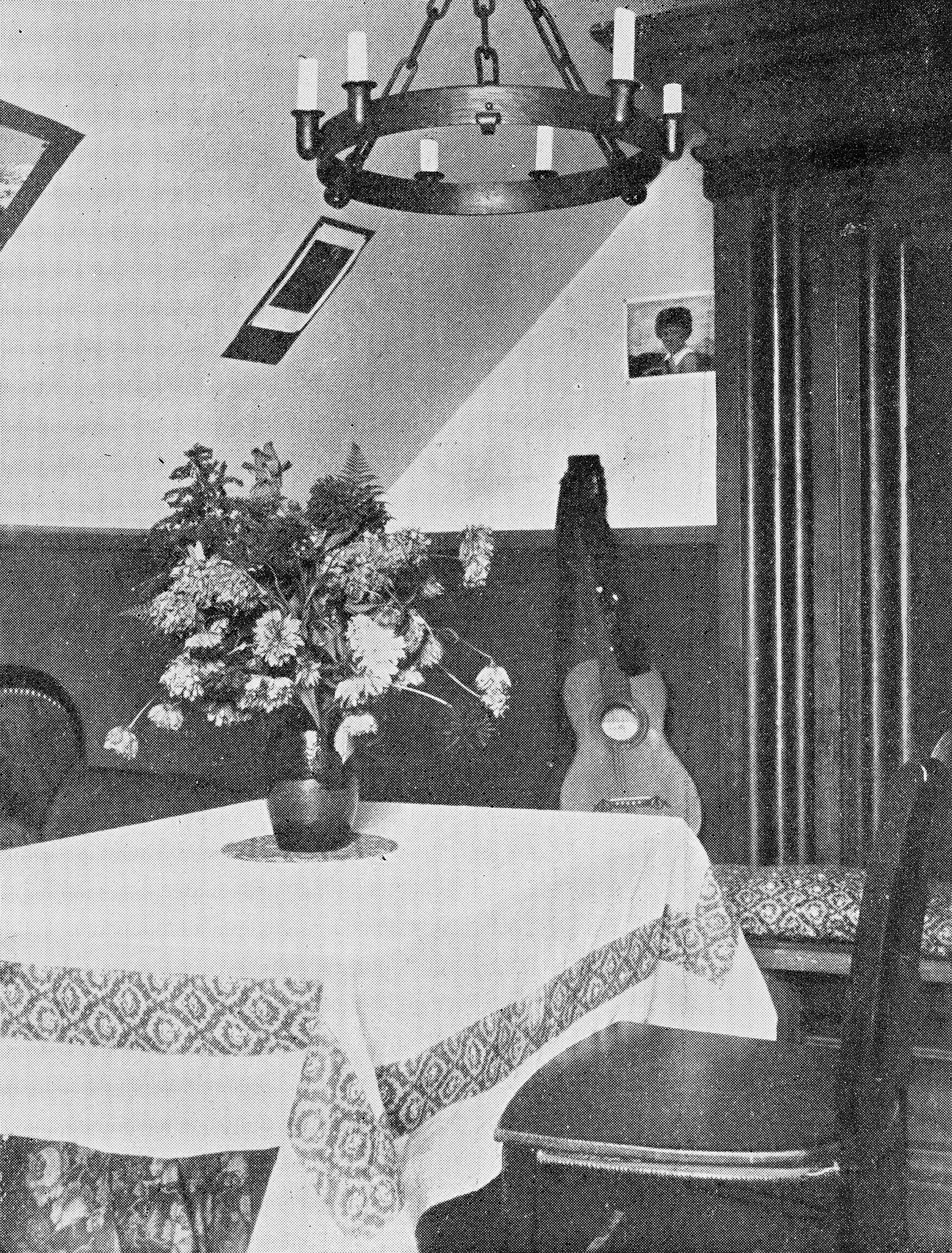 Unser Büdeli: Wohnzimmer mit Blumestrauss auf dem Tisch, Gitarre und einem aufgehängten Kerzenleuchter (1918)