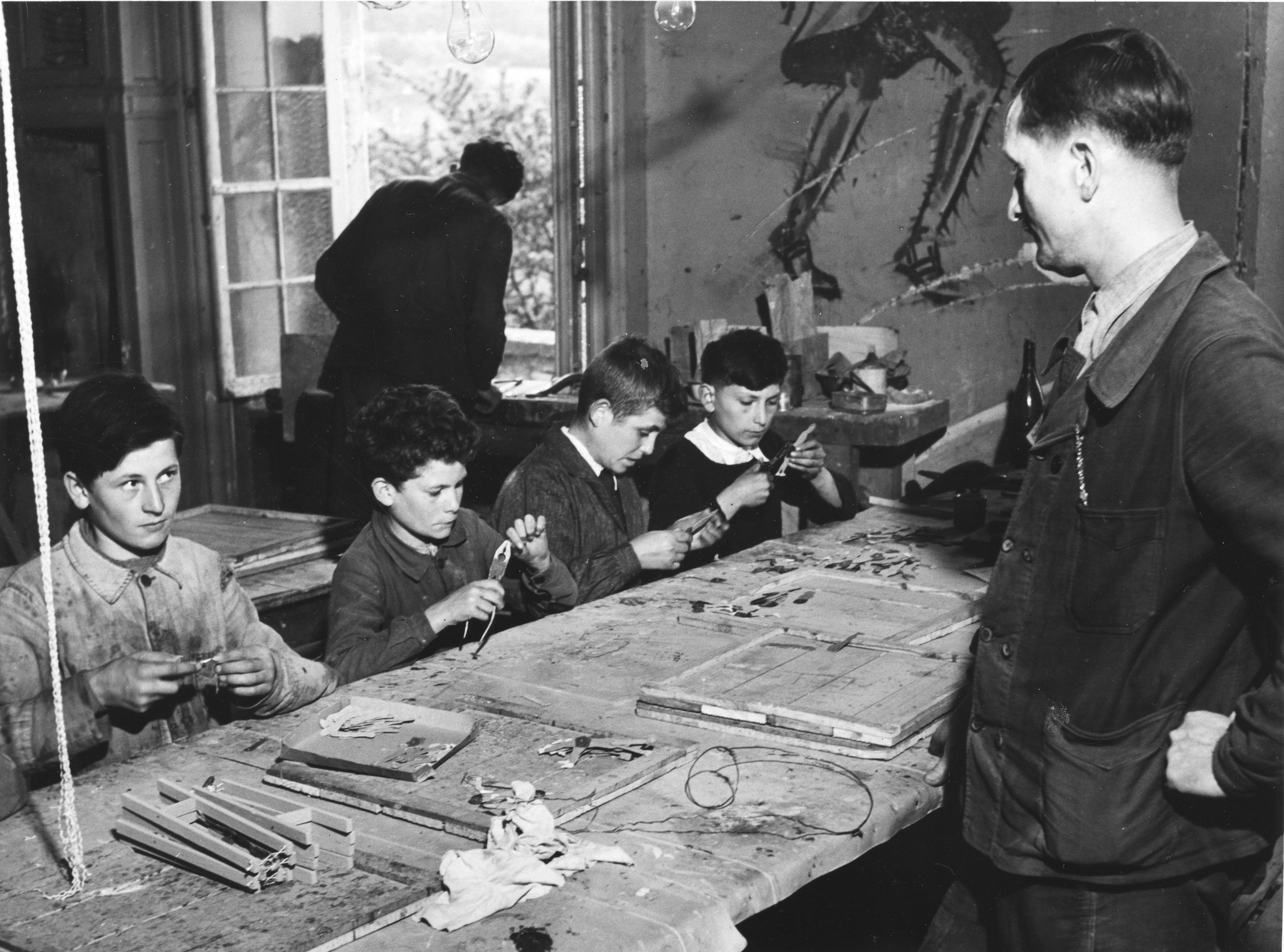 "Longueil-Annel (Ile de France) [eigentlich Picardie, Frankreich]", "Sie lernen einen Beruf", Präzisionsarbeit unter Aufsicht, [Schule für invalide, schwachbegabte und schwererziehbare Kinder und Jugendliche], vermutlich um 1950 (Nachkriegszeit)