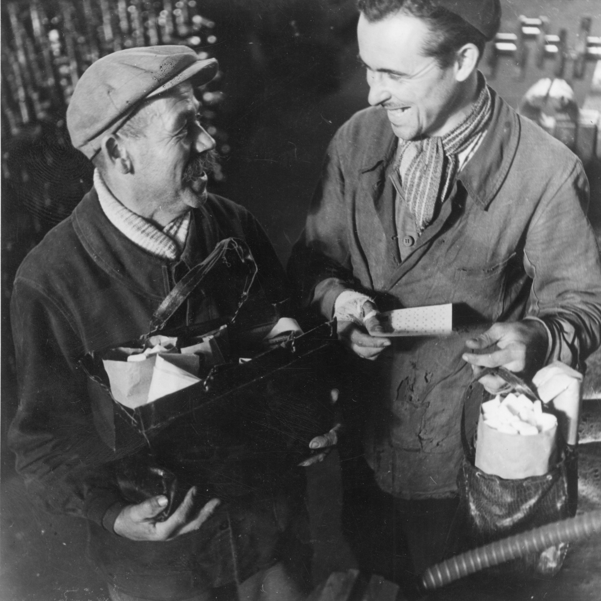 "Frohe Gesichter im Usines Berliet", "Lyon, Oktober 1944. Französische Arbeiter und Arbeiterinnen der Fabriken Berliet nehmen Lebensmittel des SAH in Empfang."