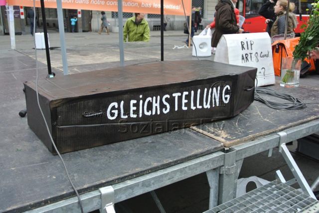 Kundgebung in Bern gegen die Familieninitiative der CVP (16.11.2013, Bern) – Sarg: "Gleichstellung"