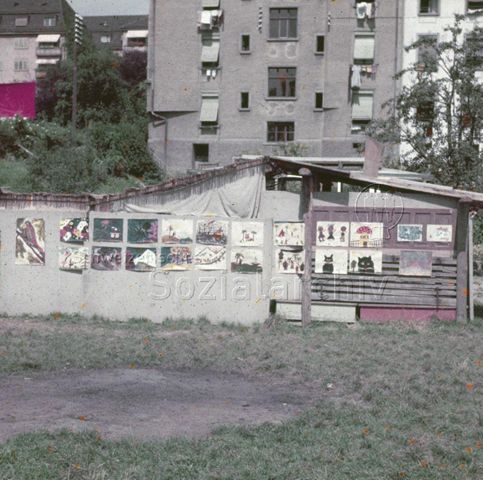 "Bauspielplatz Wipkingen", Zürich - Kinderzeichnungen an einer Hütte des Spielplatzes; um 1970