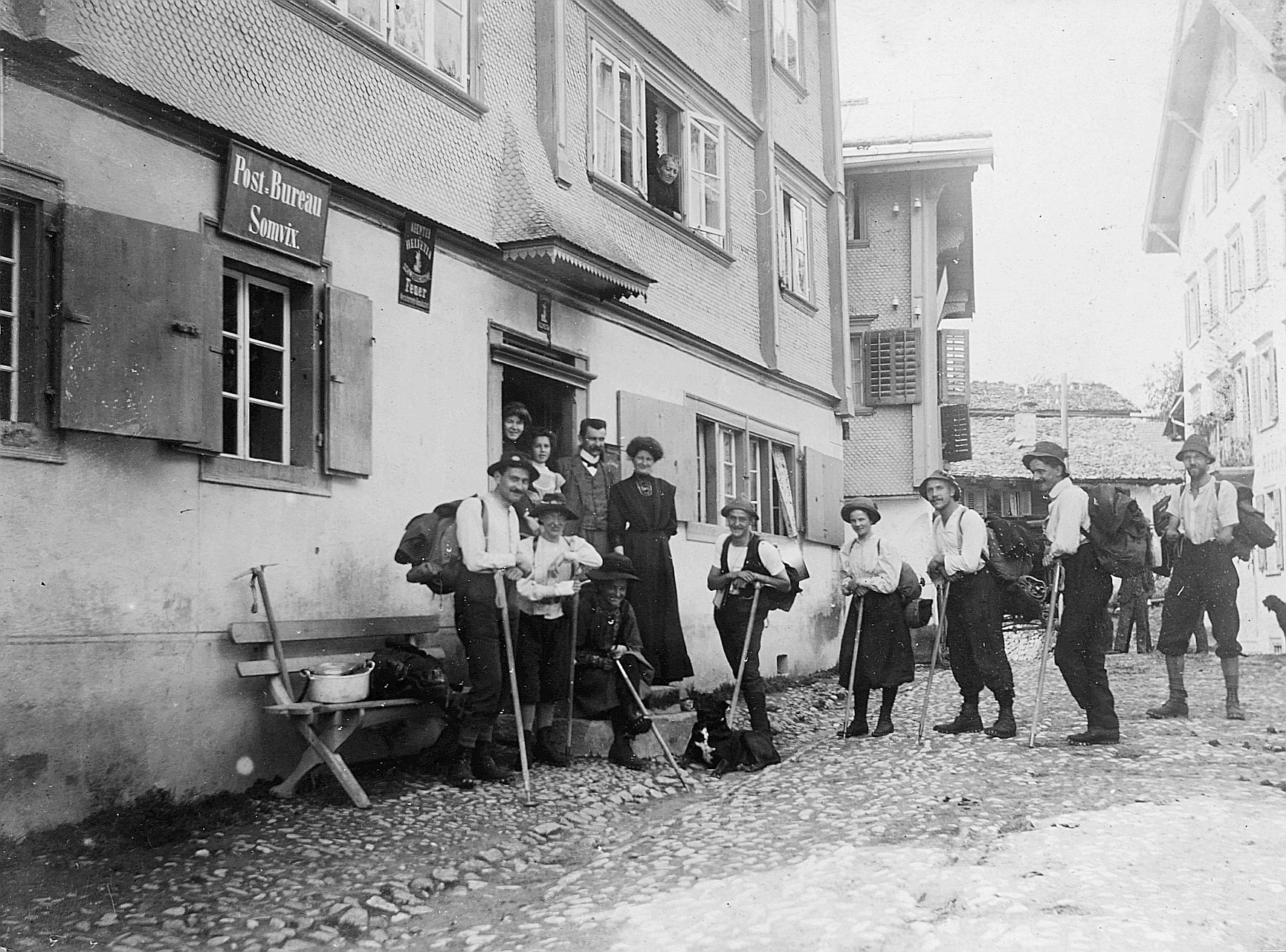 Grosse Fahrt auf den Greinapass - Unterkunft in Somvix - Gruppenporträt der Wandervögel vor dem Gebäude mit dem Schild "Post Bureau