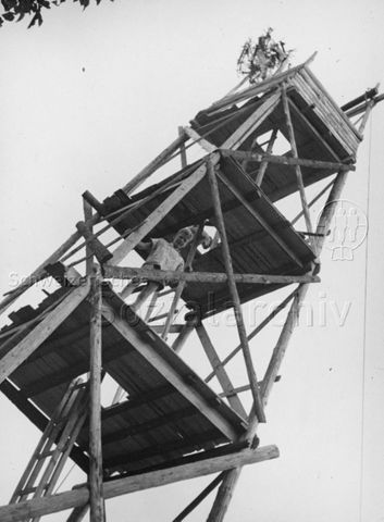 "Park im Grüene", Rüschlikon - Kinder auf einem Aussichtsturm; um 1960