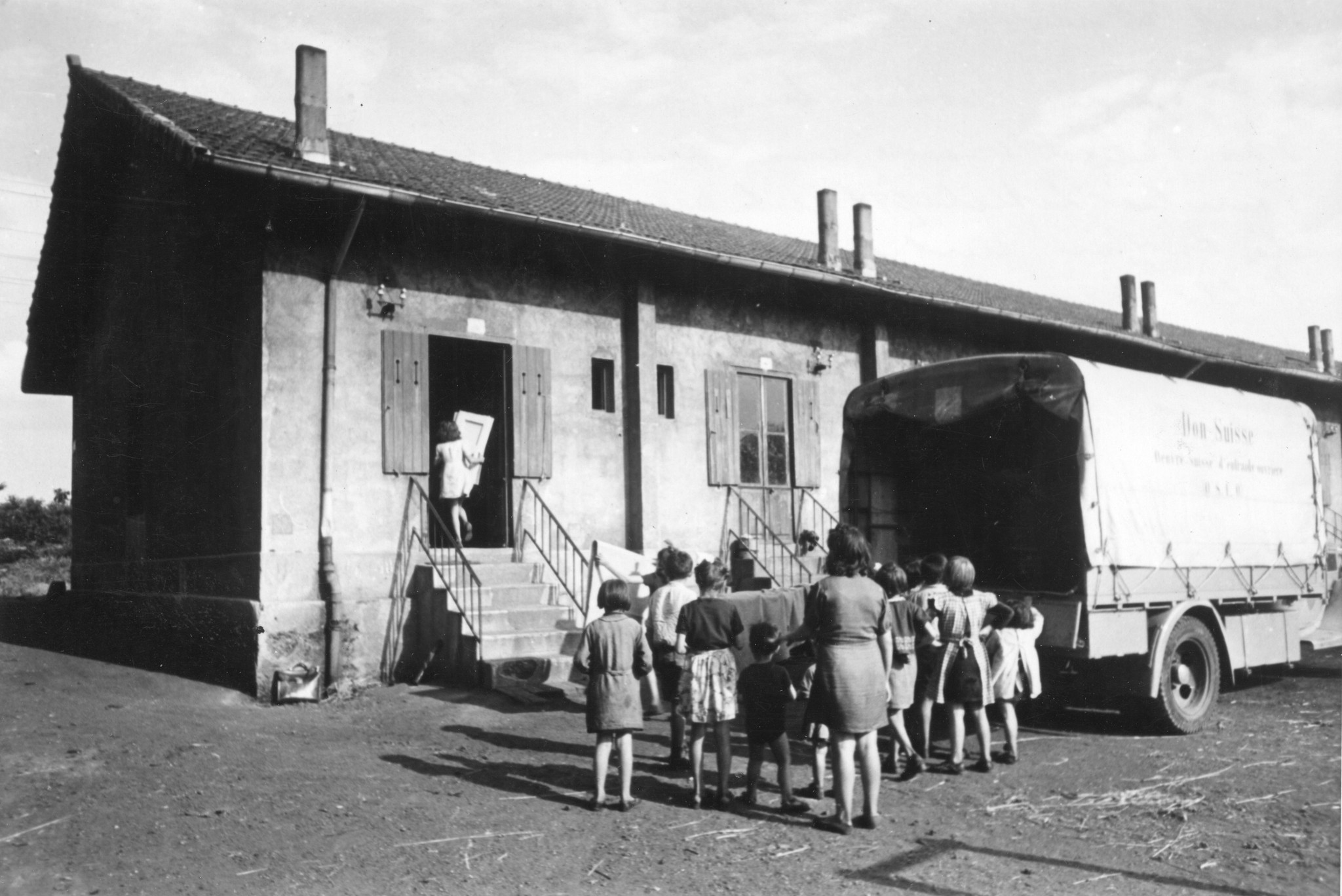 "Saint-Etienne, 7. Juli 1945. Einzug der Möbel bei Familie Triantafilos. Das Paket wurde im Camion geöffnet, die ganze Familie beteiligte sich am Einzug. Die Stühle, der Kasten und die Betten werden an Ort und Stelle montiert. [...]"