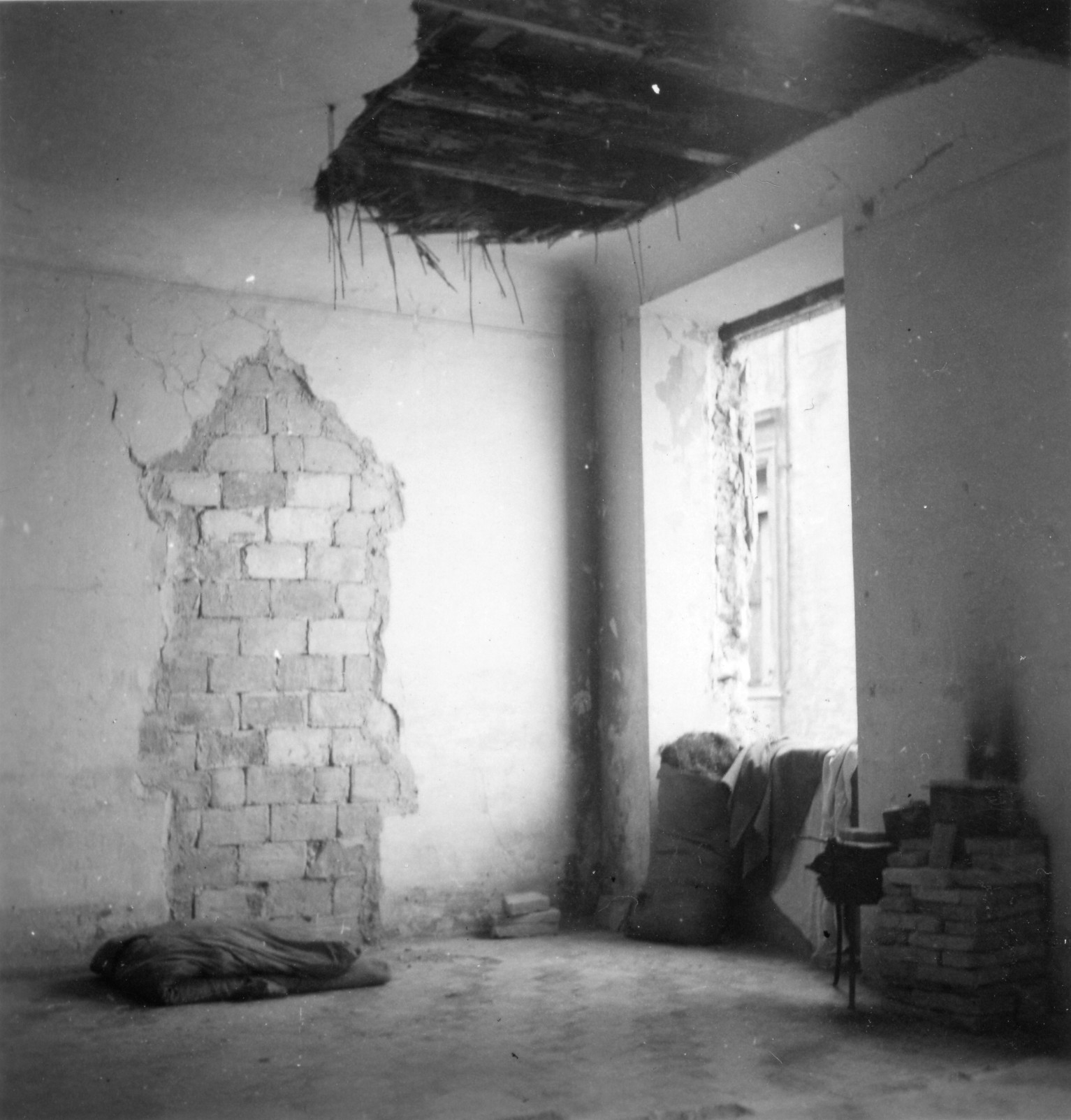 "Ancona, Sommer 1946. Wohnungen in vom Zusammensturz gefährdeten Häusern"; Innenansicht der Wohnung
