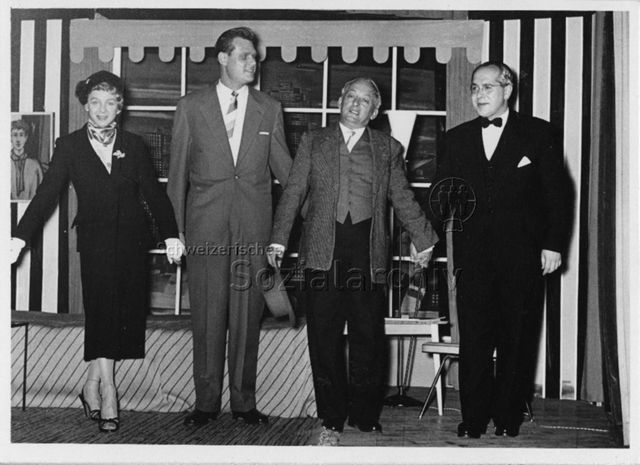 v.l.n.r.: Röbi Rapp, Johannes Werres, Karl "Rolf" Meier und Eduard "André" Meyer ind "Die Entscheidung" von James Barr - 1955